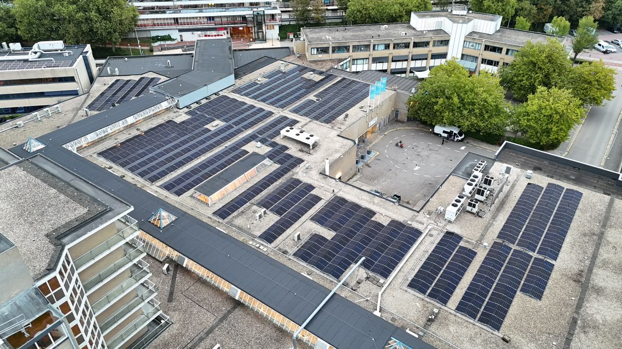 852 zonnepanelen op het dak van de PicassoPassage